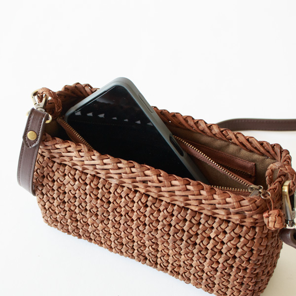 スマホも入るくらいのサイズ感（ポシェット1.5分巾石畳み編み）
