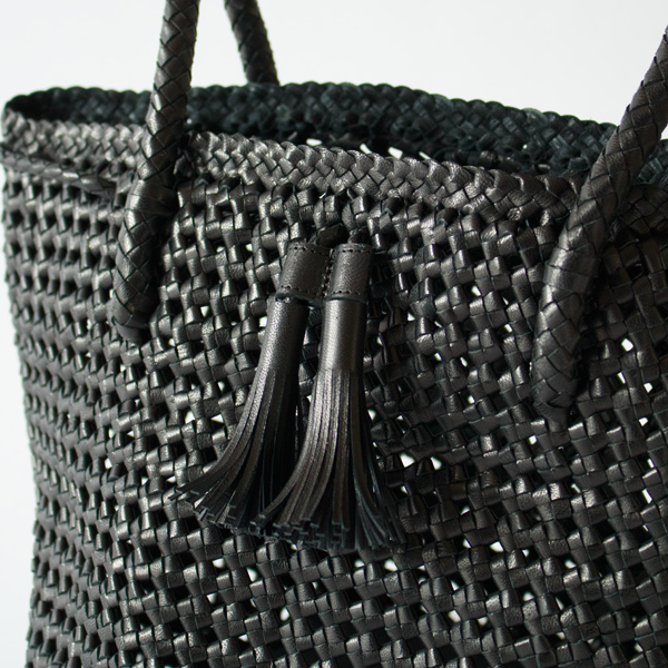 フリンジ付きのタッセルがポイント（BLACK）