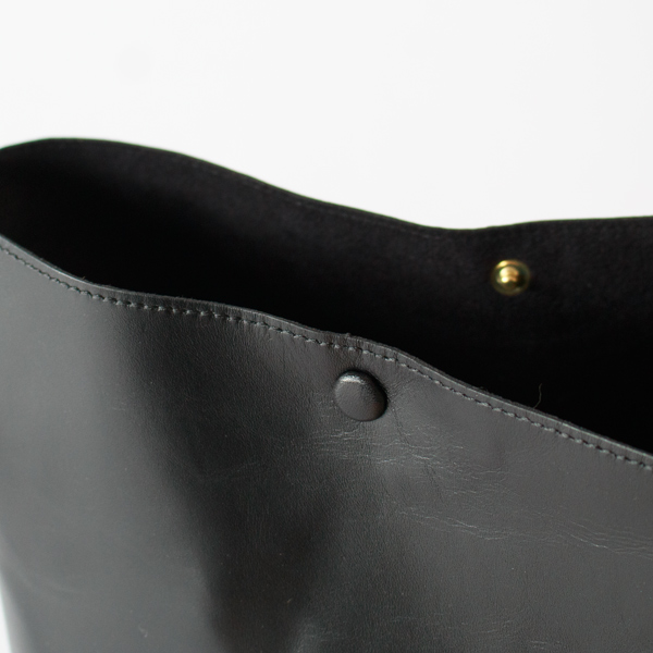 開け口はボタンでとめられます