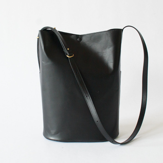 APERTO ショルダーバッグ Sleek Path APERTO ショルダーバッグ Sleek Path