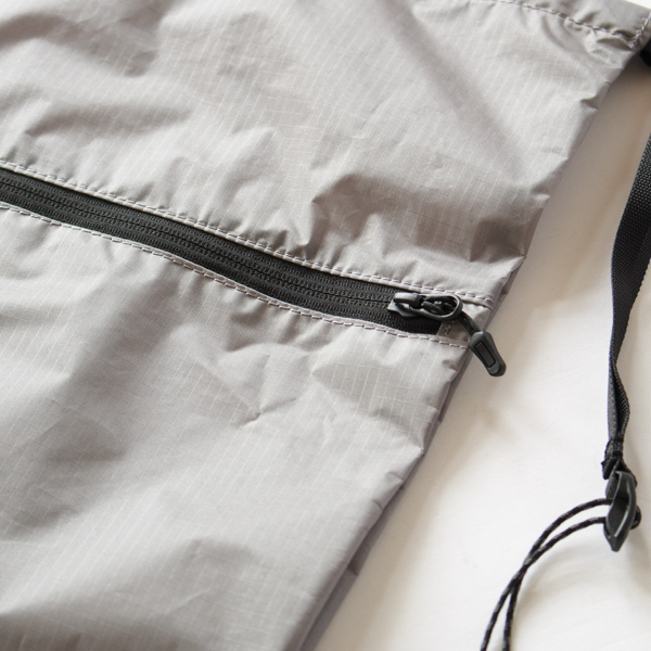 正面ポケットのファスナー(GRY)