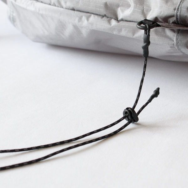 ショルダー紐の長さ調整も可能です(GRY)