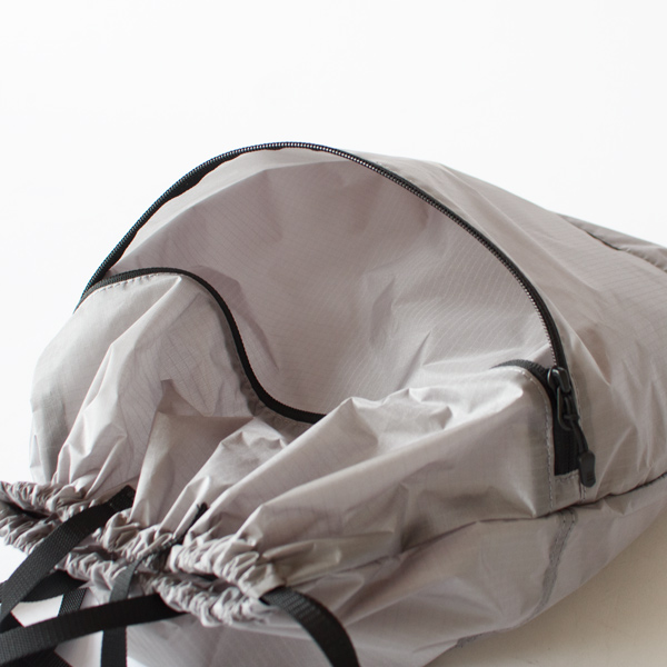 フロントには大きなポケット(GRY)