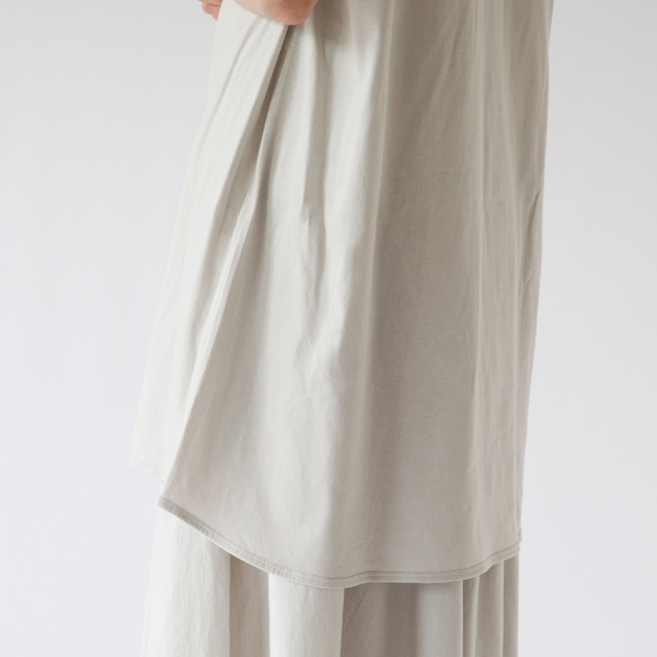 裾は細いパイピング使用で女性らしい 柔らかい印象