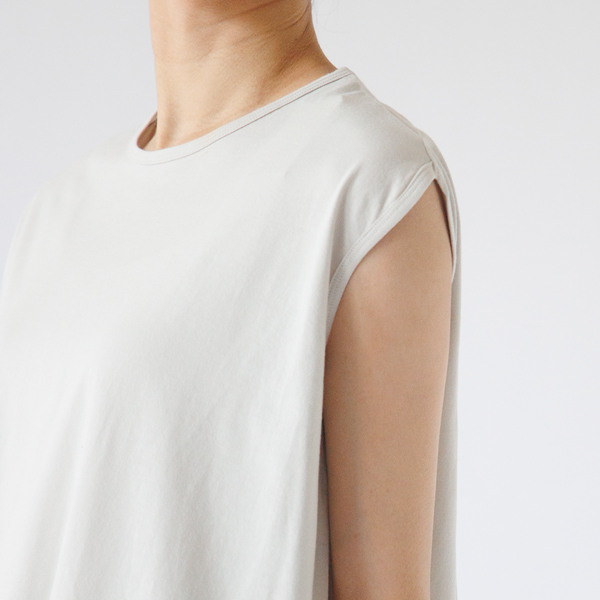 二の腕の細見え効果のあるフレンチスリーブ 寄りのノースリーブ