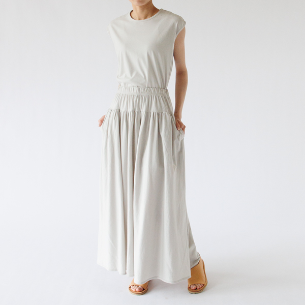 同じ色のハイゲージ天竺 スリーブレストップと合わせて