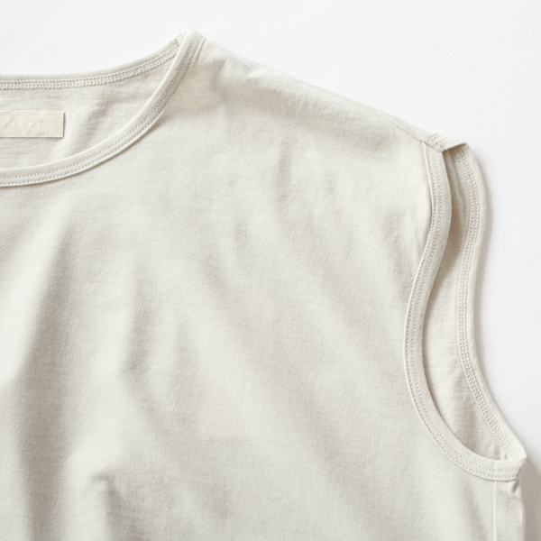 襟も袖も細いパイピングで細部にこだわり