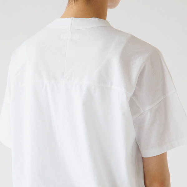 肩のラインが落ちているデザイン