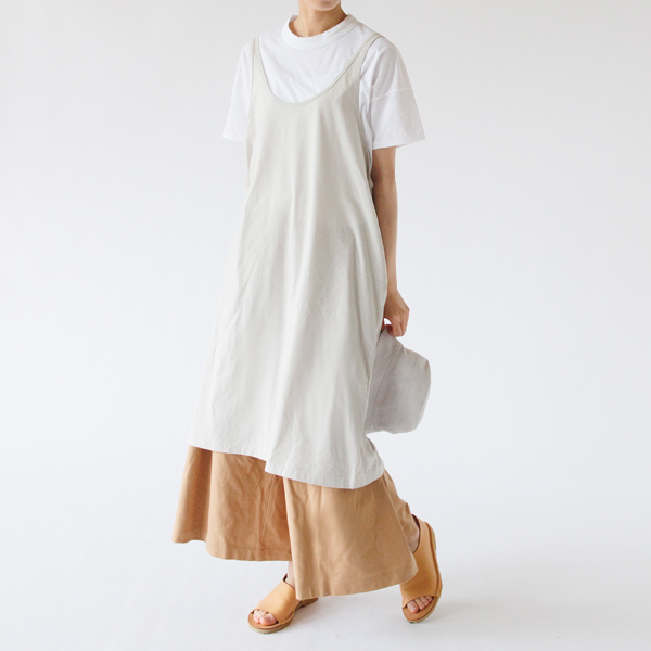 同ブランドのワイドオープンスリップドレス、フレンドリーワイドパンツと重ねて