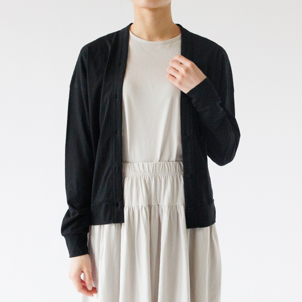 肩にかけるように羽織って