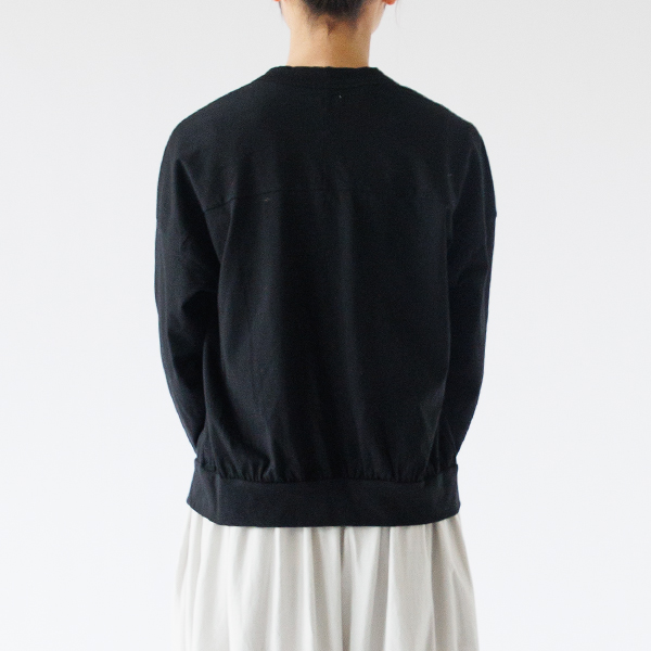 肩に剥が無くややドロップショルダー