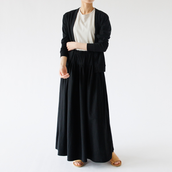 スカートと合わせてシックに