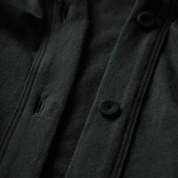 共布のくるみボタンもさりげない