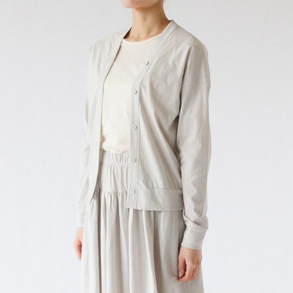 ストールを羽織るように着ることができるカーディガン