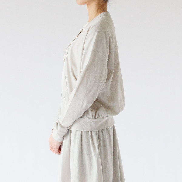 後ろ裾にギャザーを入れているため横からの見え方もいい