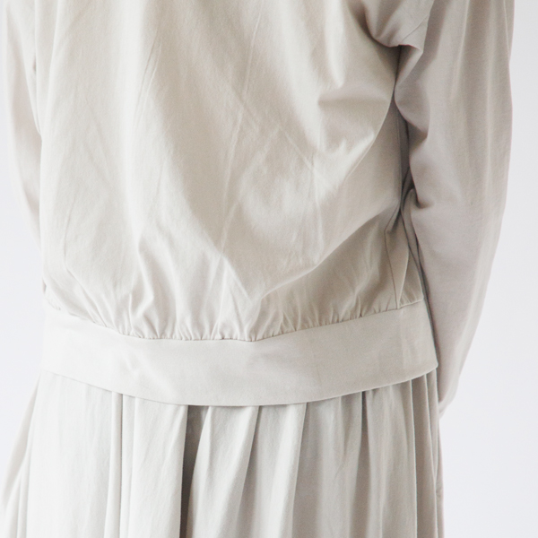 バックの裾はギャザ ーが多めでアウターのように