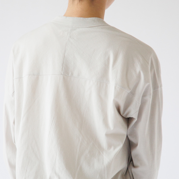 ややドロップショルダー