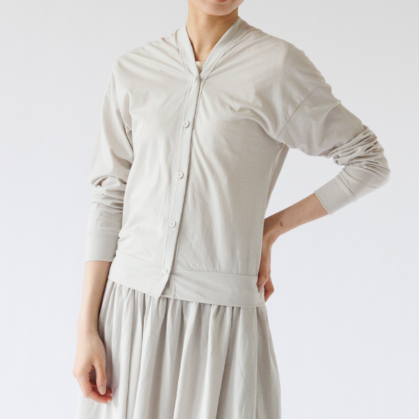 ボタンを締めていくと肩にかけてデザインが生まれるカーディガン