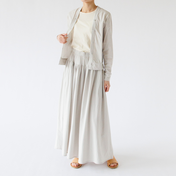 ボタンを留める箇所で雰囲気を変えらえるカーディガン