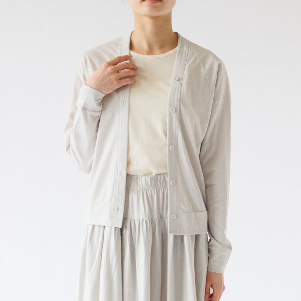 Vネックにならないのがデザインのこだわり