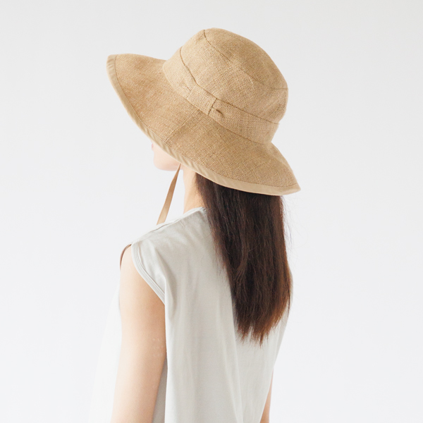 自転車や海辺では風に飛ばされないように結べます