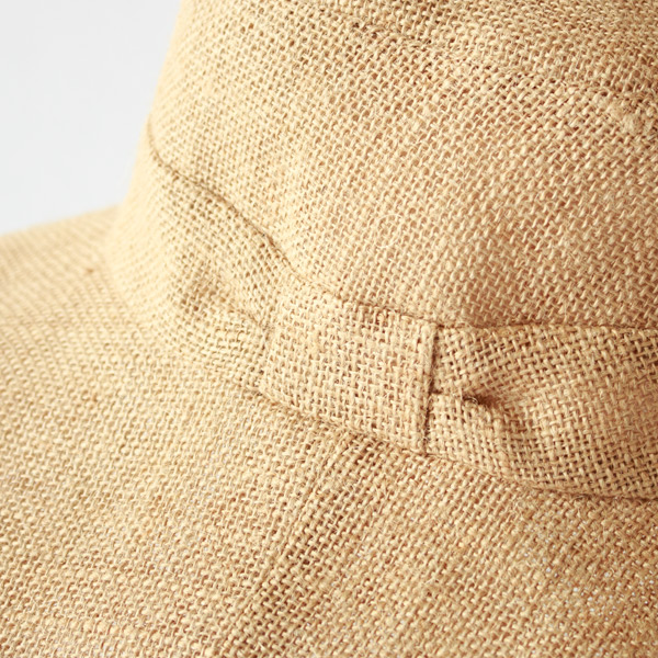 サイドにリボンのディテールが縫い込まれている