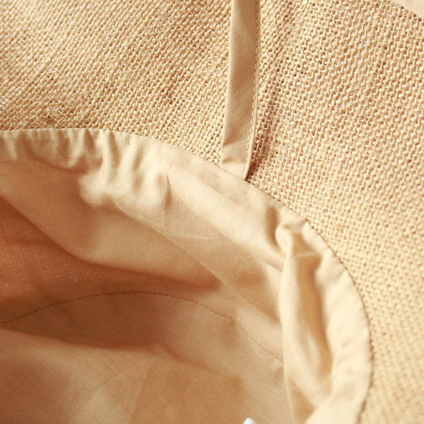 裏地にコットン生地を使用し優しい肌触り