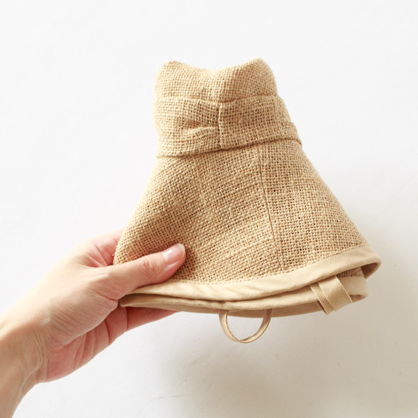 折り たたんでバッグやスーツケースに入れ持ち運ぶことも可能