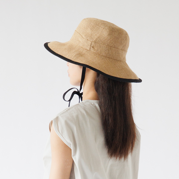 広めのブリムにパイピングがクラシックでシックな印象