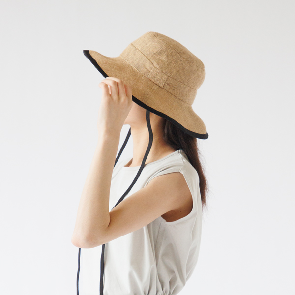 非金属のワイヤーが入っていて形を簡単に整える事が出来る