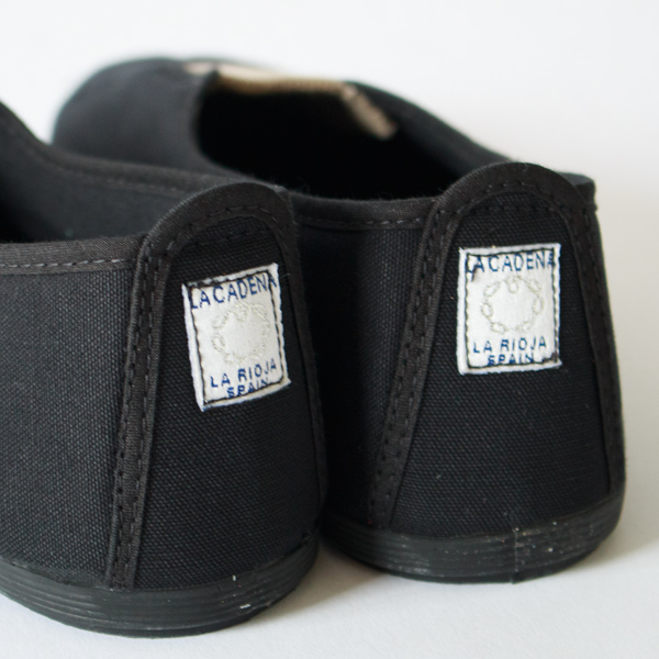 かかとにロゴパッチ