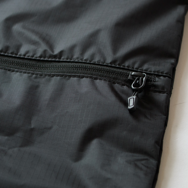 正面に大きなファスナー付ポケット(BLK)