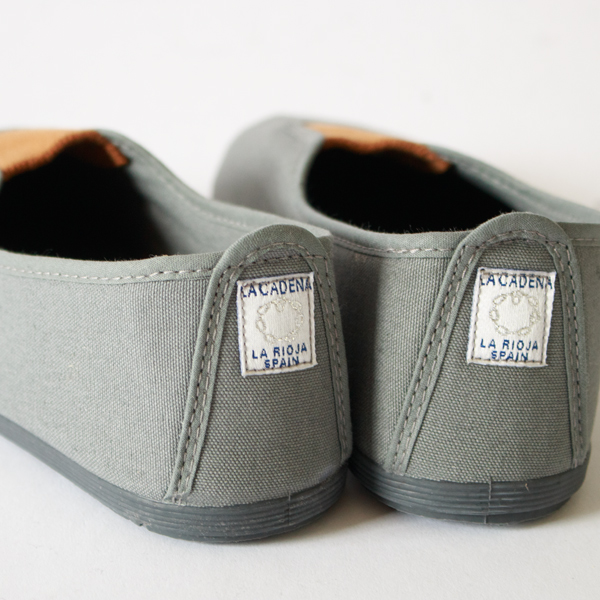 かかとには四角いブランドタグ