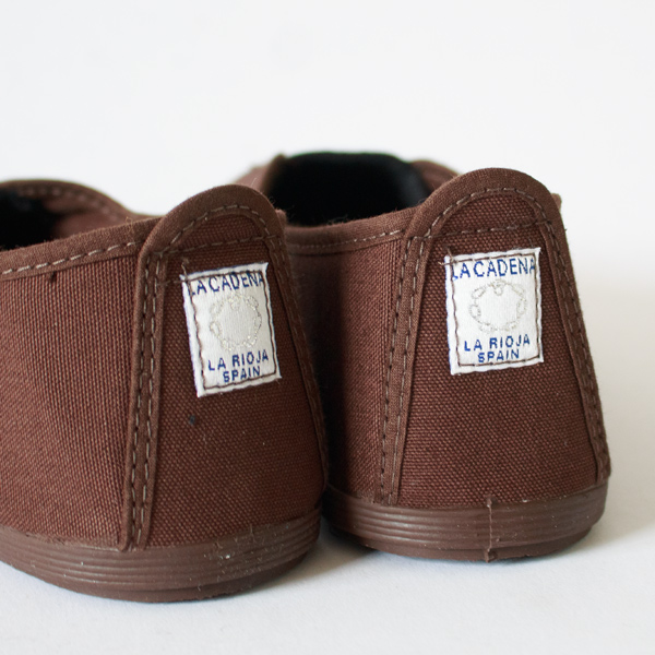 かかとの四角いパッチが愛らしい