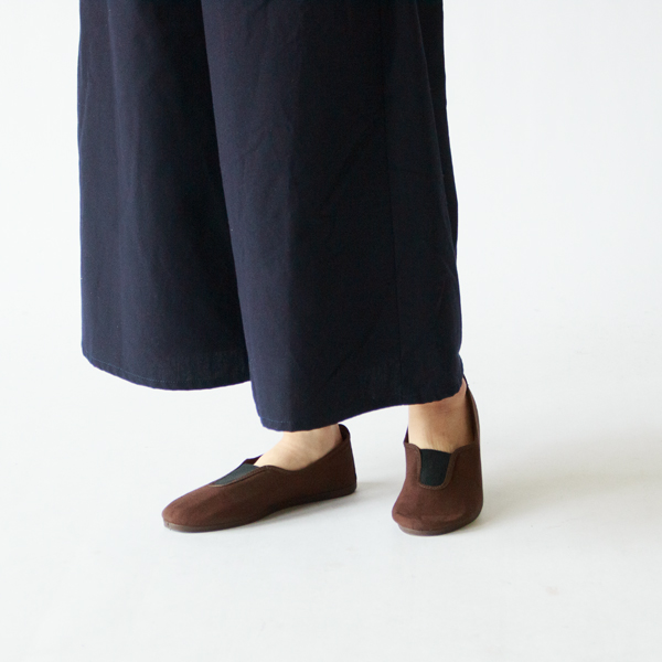 玄関でさっと履ける手軽な靴です