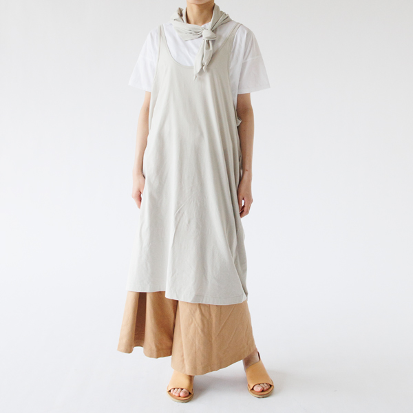 襟元はスカーフを追加して
