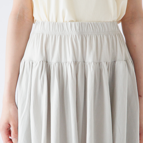 この切り替えがトップスとのバランス、腰回りの見た目に気を配ったデザイン