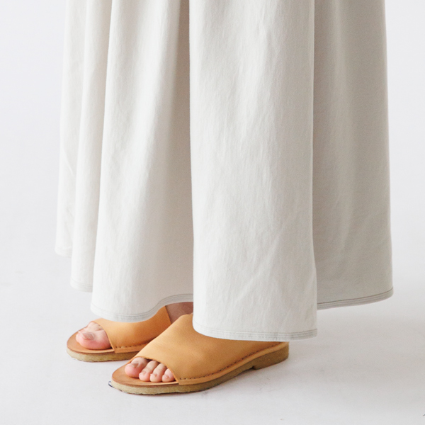 裾は綺麗なドレープになるような縫製に