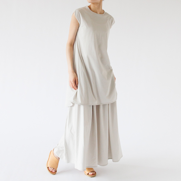 オープンノースリーブチュニックと重ねて