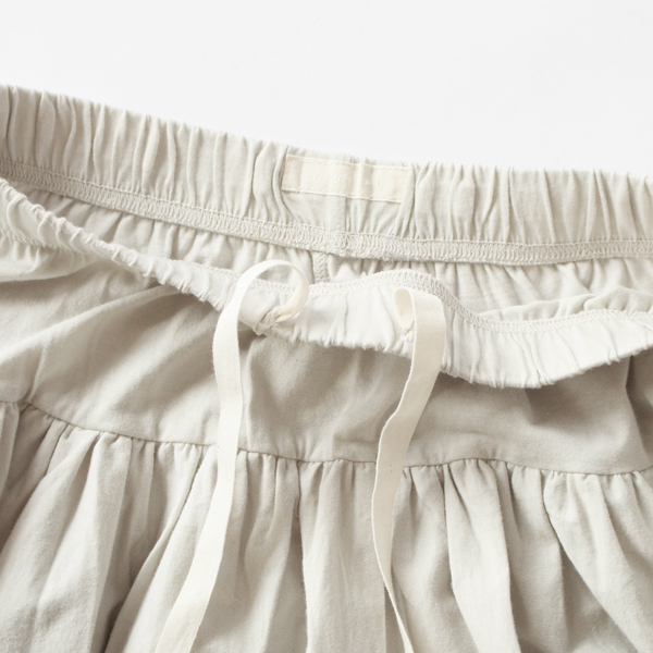 ウエストには広幅のゴムが入っています