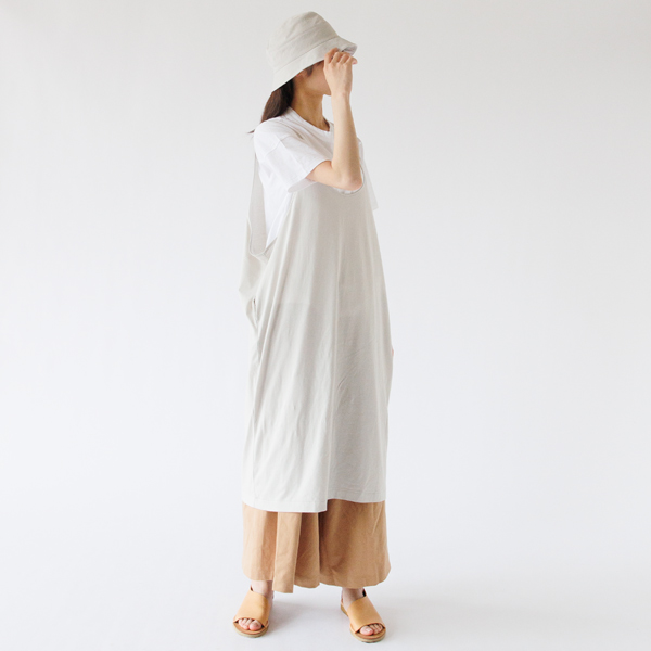 同ブランドのワイドオープンスリップドレス、フレンドリーワイドパンツ、ハイゲージ天竺 ドロップショルダーTシャツと合わせて