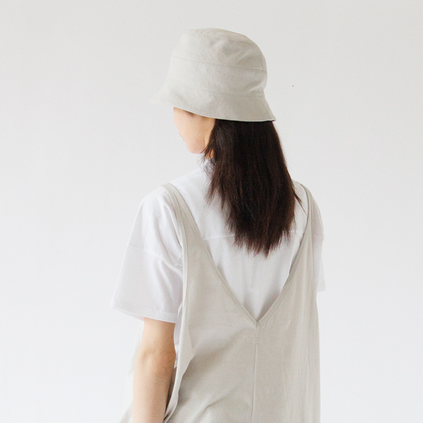 ブリムが狭いコンパクトな印象