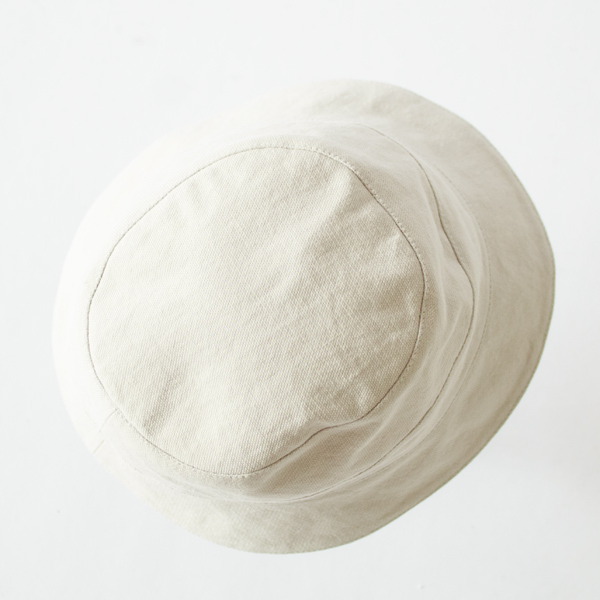 ハリ感と柔らかさが共存するマットな表情