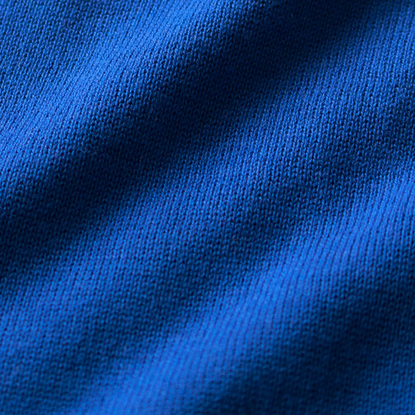 ネイビーに少し寄せたサファイヤブルー