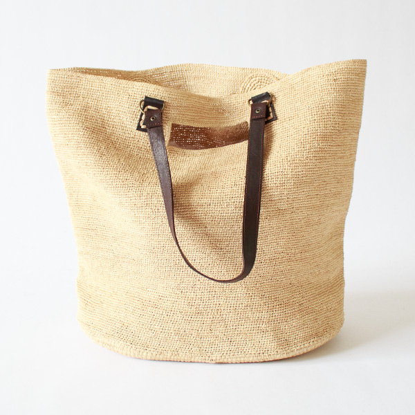 縦横ゆったりとした容量で日常使いしやすい大きさ