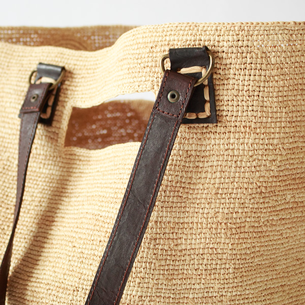 持ち手は2パターン。レザーハンドルはより持ちやすい