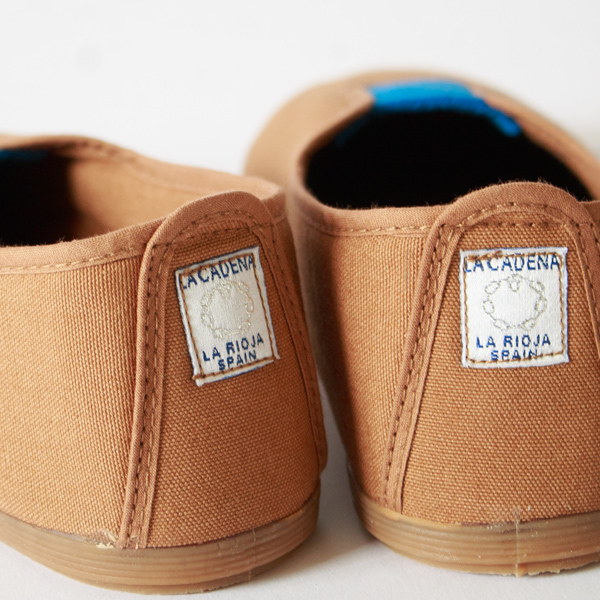 かかとには四角いブランドタグ