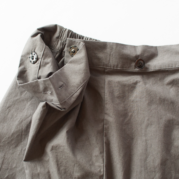 奥にスナップボタンがあるのでズレないです(CHARCOAL) 奥にスナップボタンがあるのでズレないです(CHARCOAL)