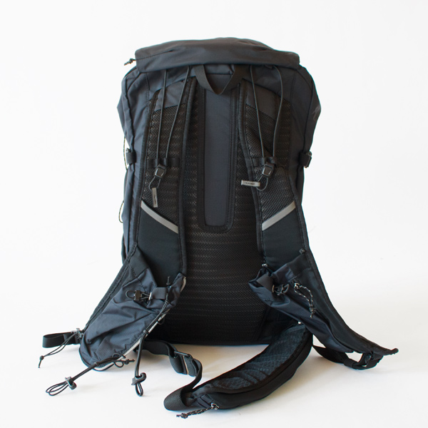 背面には胸部にイージークローズ伸縮