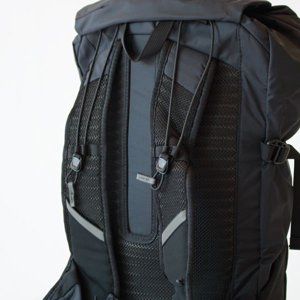 ランニングベストをイメージした幅広で快適なショルダーストラップ